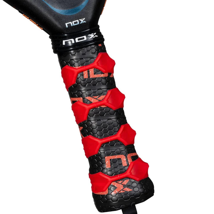 Pala Nox AT10 Genius Attack 18K Agustín Tapia 2025 para Pádel